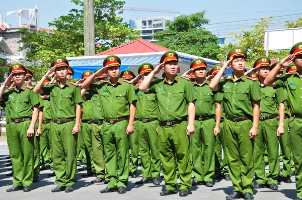 Mơ thấy công an báo hiệu nhiều điều xảy ra trong tương lai