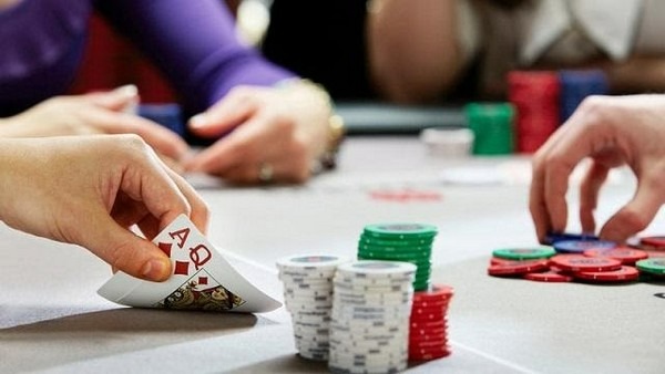 Preflop là vòng cược đầu tiên trong bàn Poker