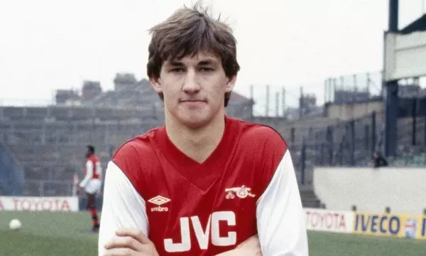 Tony Adams được mệnh danh là “bậc thầy hàng thủ”